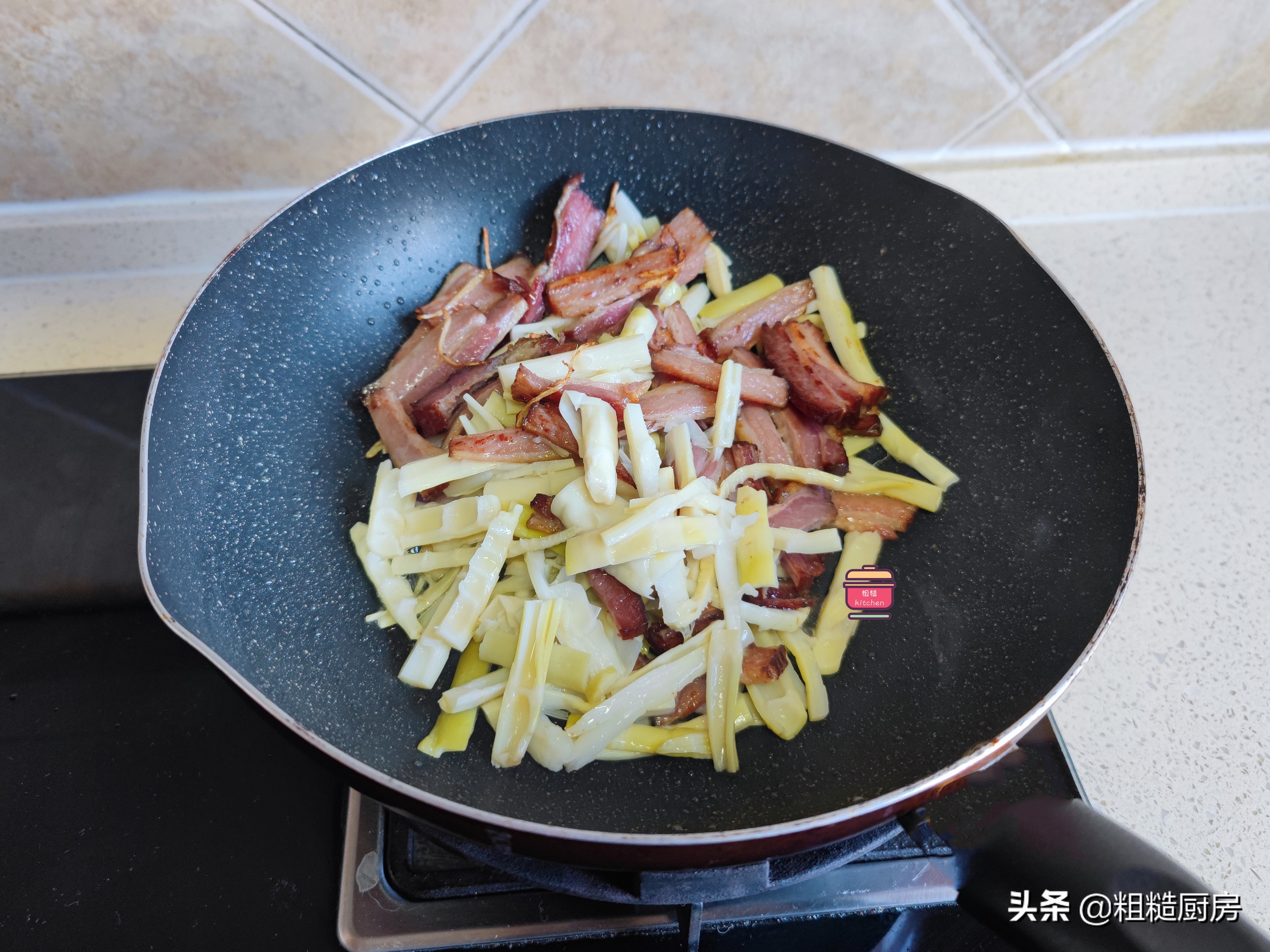 冬天，这食材正好吃，它和竹笋是绝配，简单一炒端上桌，鲜嫩爽脆