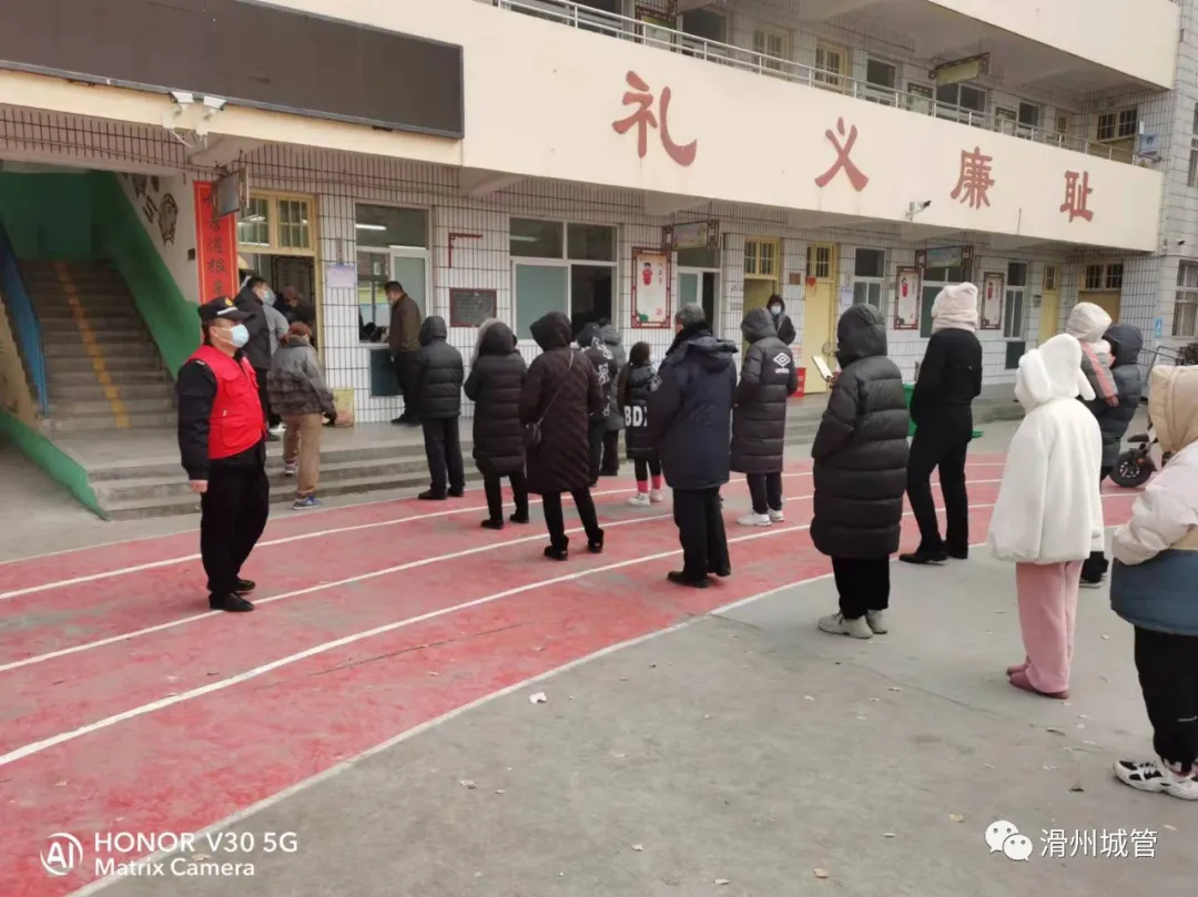 滑县“城管蓝”化身“志愿红”下沉道口镇街道助力抗疫