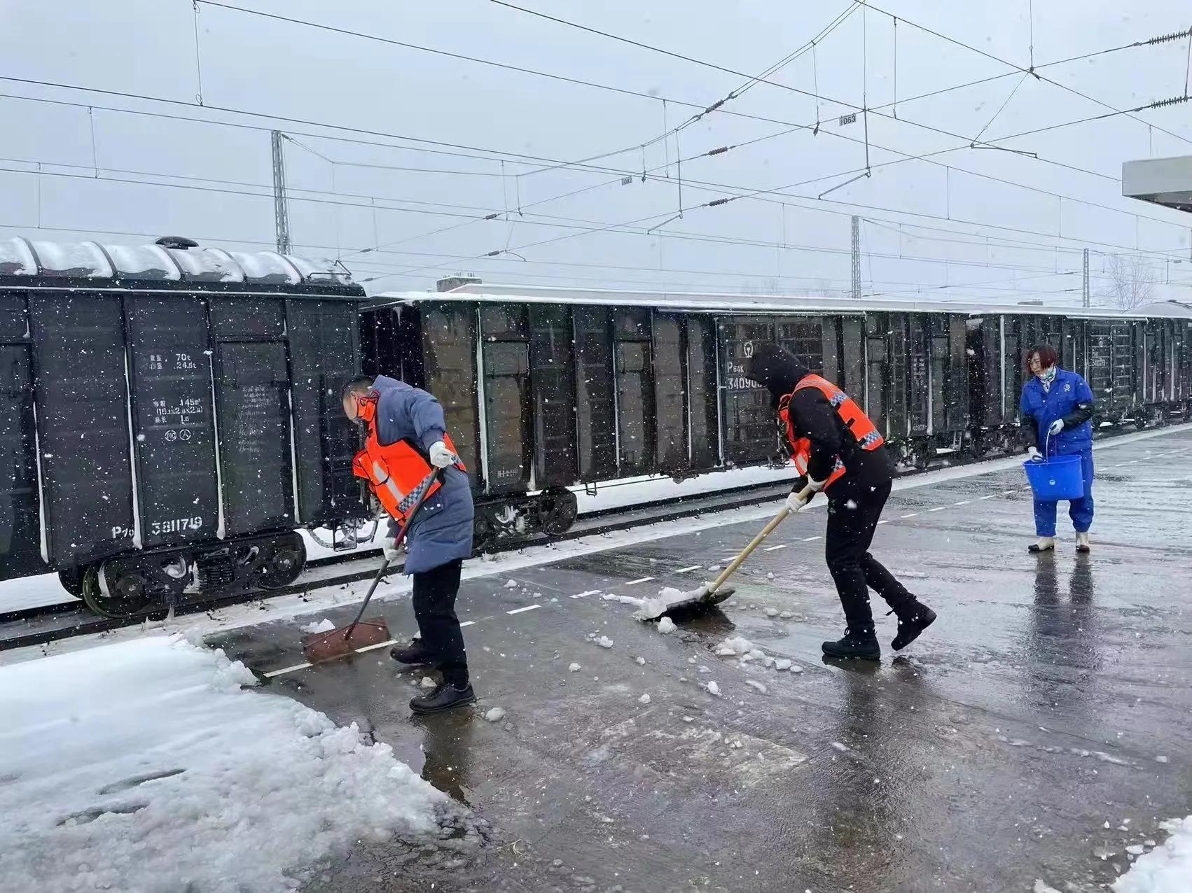 以雪为令商城站所全力守护平安出行路