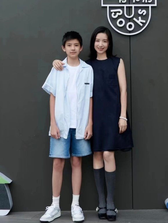 董洁带儿子参加活动，前夫潘粤明发文回应，13岁顶顶长相像爸爸