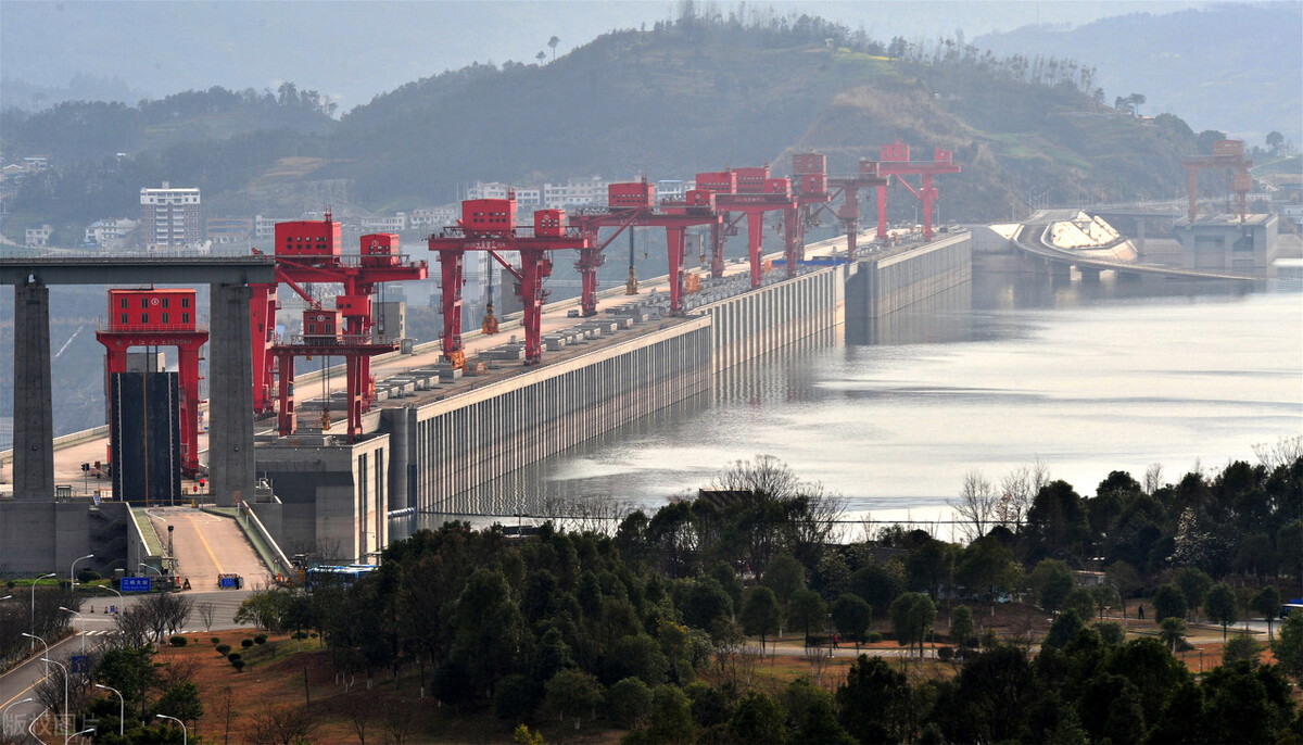 我和新能源电力的老大哥三峡能源联合投建的内蒙古蒙西基地库布其200