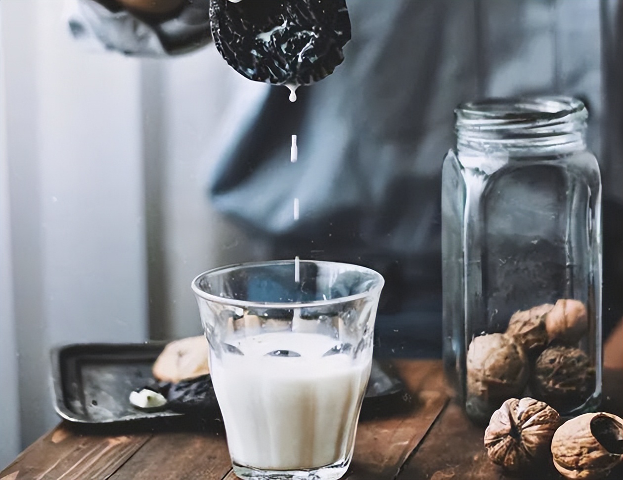 牛奶全是防腐剂，有毒还致癌？医生提醒：现在知道还不算晚