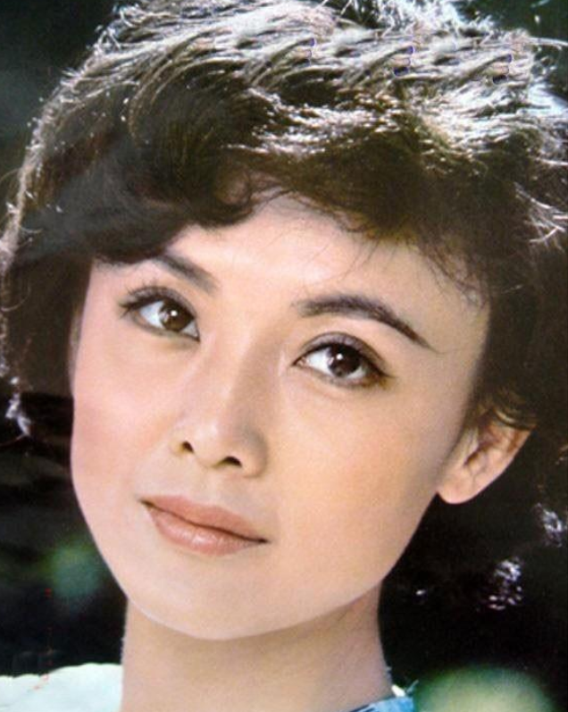 “奶奶级”演员年轻照，皮肤白里透红，笑容甜，个个都是美人胚子