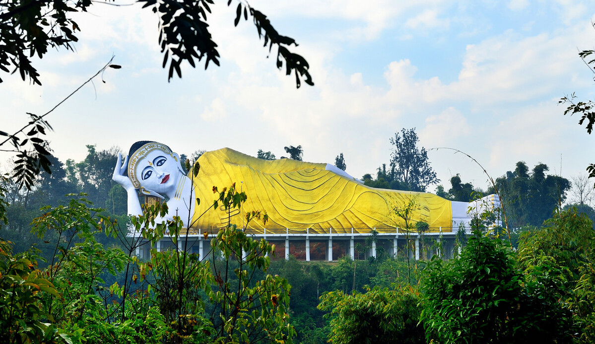 3座山组成的"天然卧佛",全长5200米,头和脚不在一个省