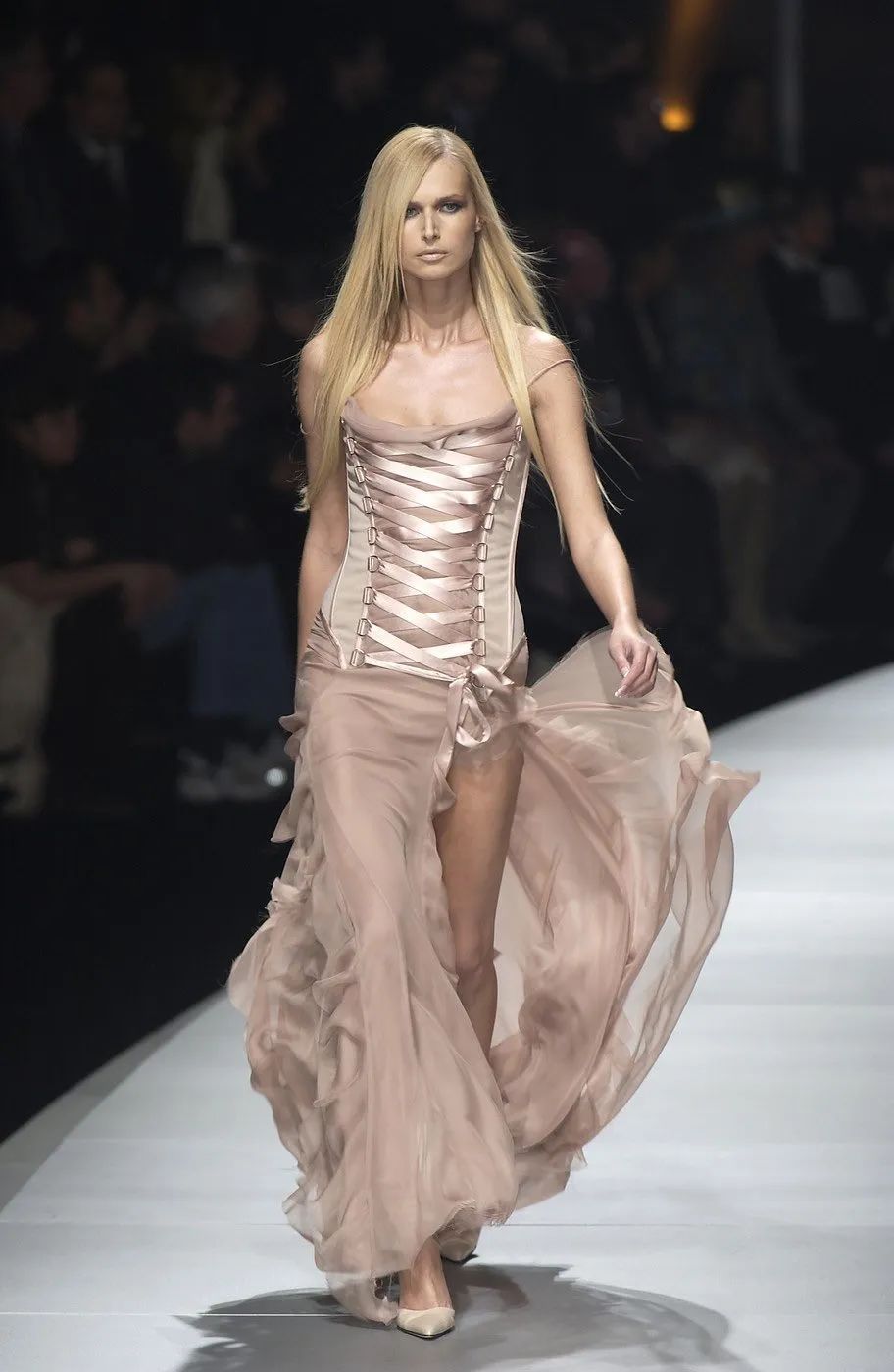 “被穿坏”的百万美金古董裙，到底是谁的错？