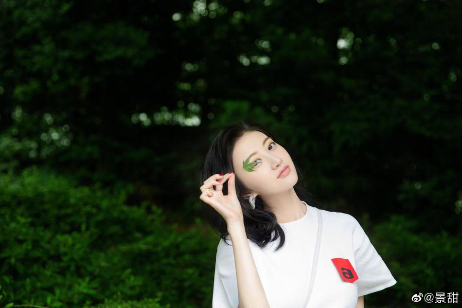 景甜精致妆容长发披肩清爽穿搭置身盎然绿意