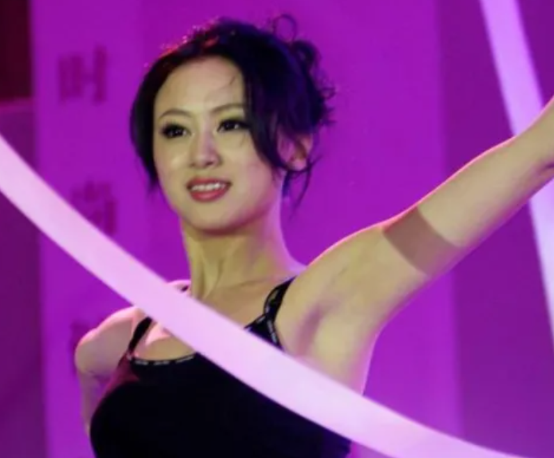 “体操女神”戴菲菲，19岁突然退役后：北大任教之余，进军娱乐圈