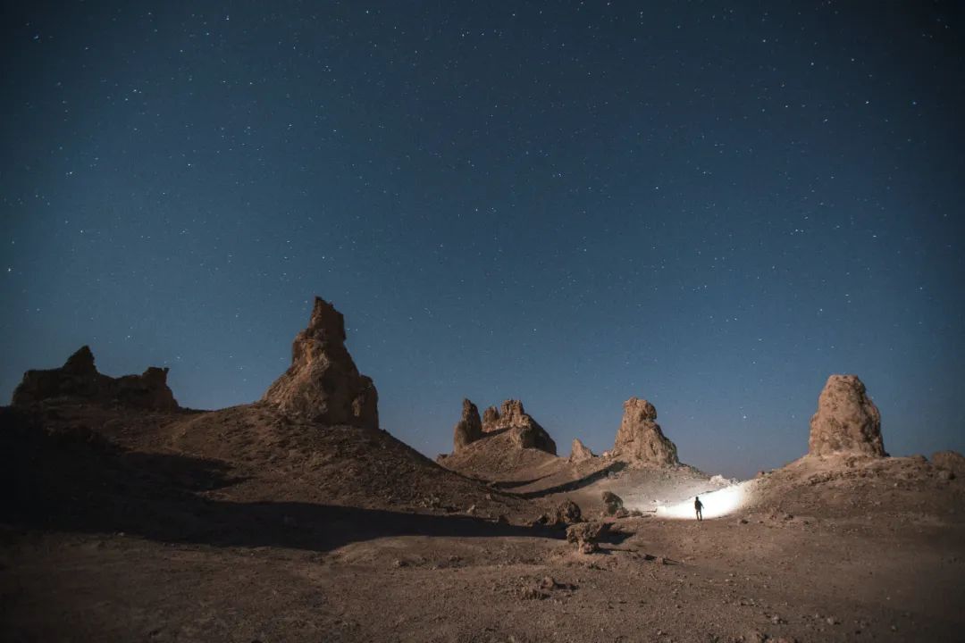 旅游高级小众文案//如果你不出去走走，你就会以为这就是世界