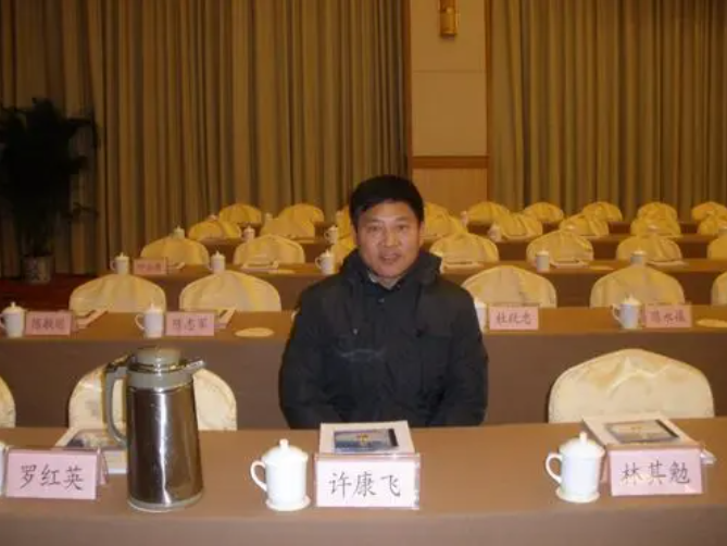 入殓师许康飞：10小时修复碎石机中的遗体，21岁女大学生拜他为师