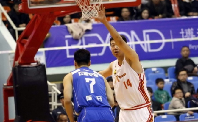 王治郅为什么从nba(八一名宿王治郅：姚明易建联“中间人”，首位登陆NBA中国球员)