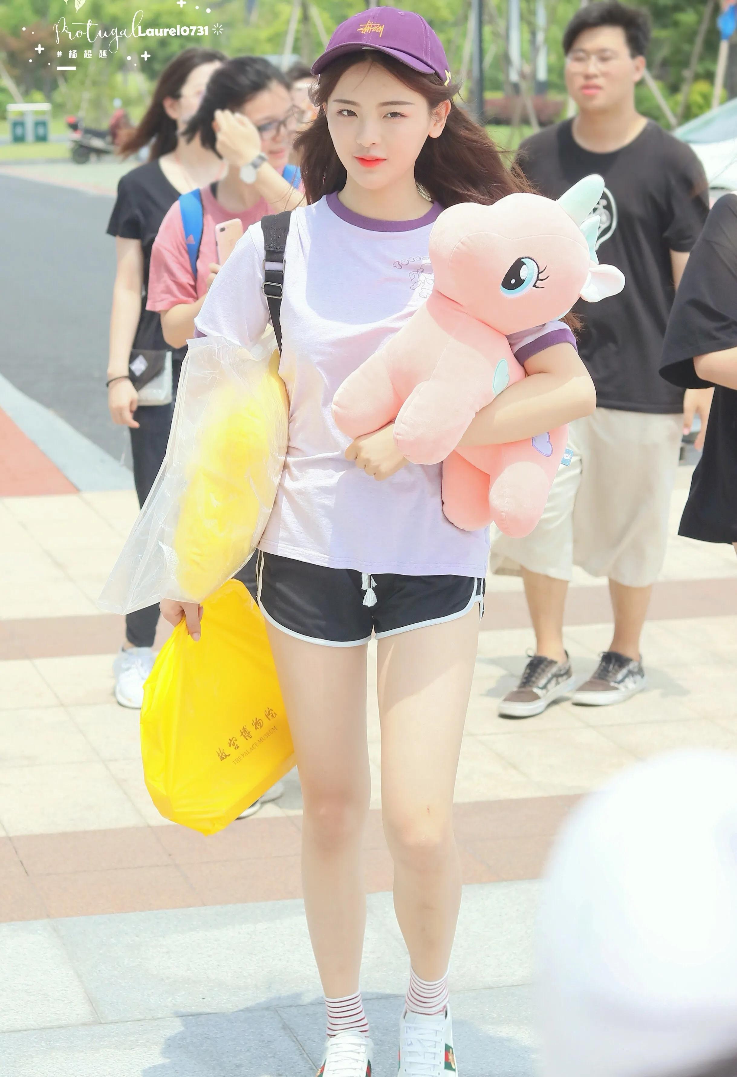 杨超越灰白色短袖T搭配黑色短裤，元气少女