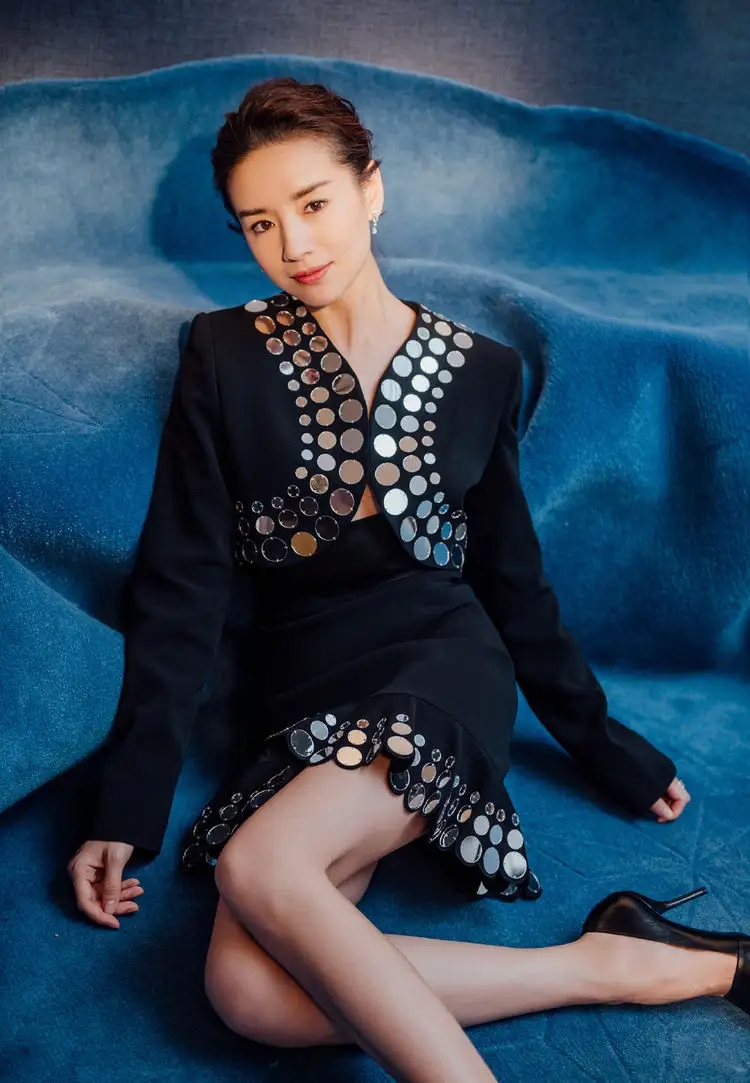 一起来欣赏一下美丽的董洁吧