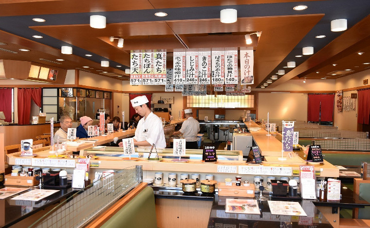 在正宗的回轉壽司店里用餐是種什么體驗？回轉壽司美食指南來了