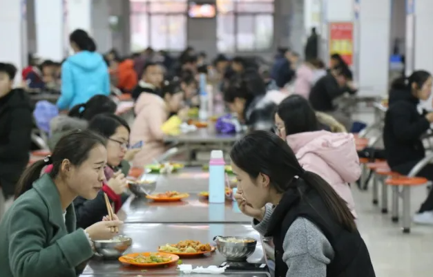 大学生每月生活费等级表，贫富差距不是一般大，一级就像荒野求生