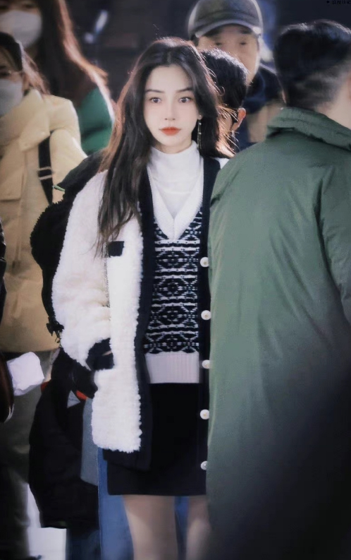 Baby菜市场拍戏被偶遇!光腿抱个大热水袋,颜值太高被路人盯着看