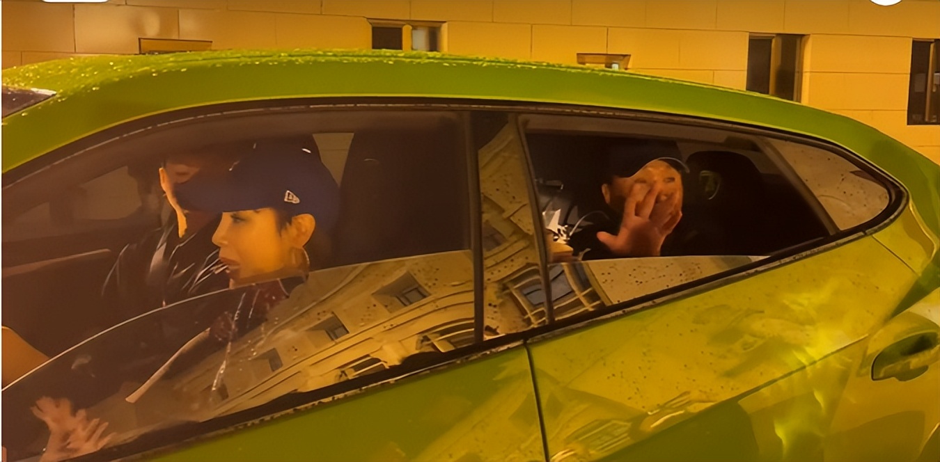 老戏骨吴刚坐兰博基尼下班被网友吐槽“膨胀了”