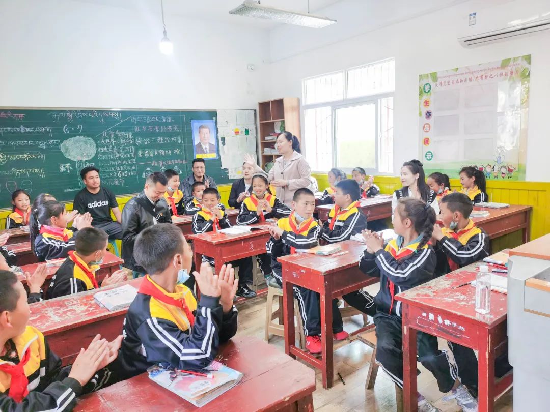成都市双流区金桥小学教师赴巴塘县开展“校对校”交流活动