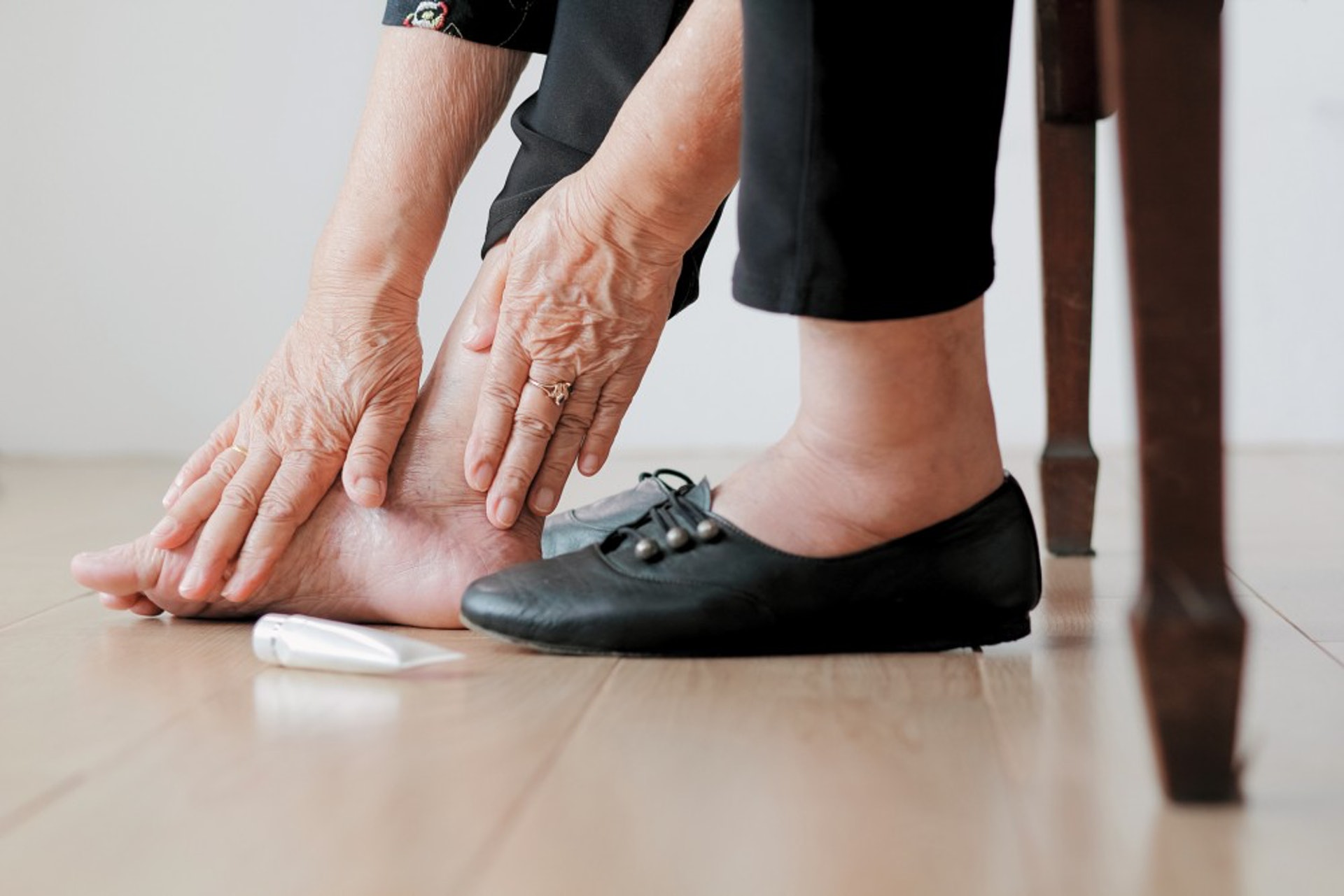 肾好不好可以看看脚，6表现说明肾可能异常，做好3件事，养好肾