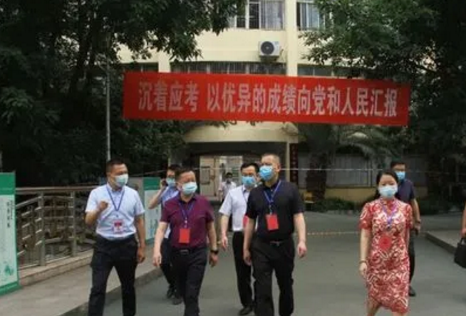 高考800多分的状元，如今流浪街头，与90后县长就读同一所学校