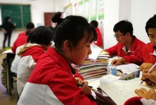 老师拖堂，女生因内急说一句“快走”遭体罚，涉事老师已被开除