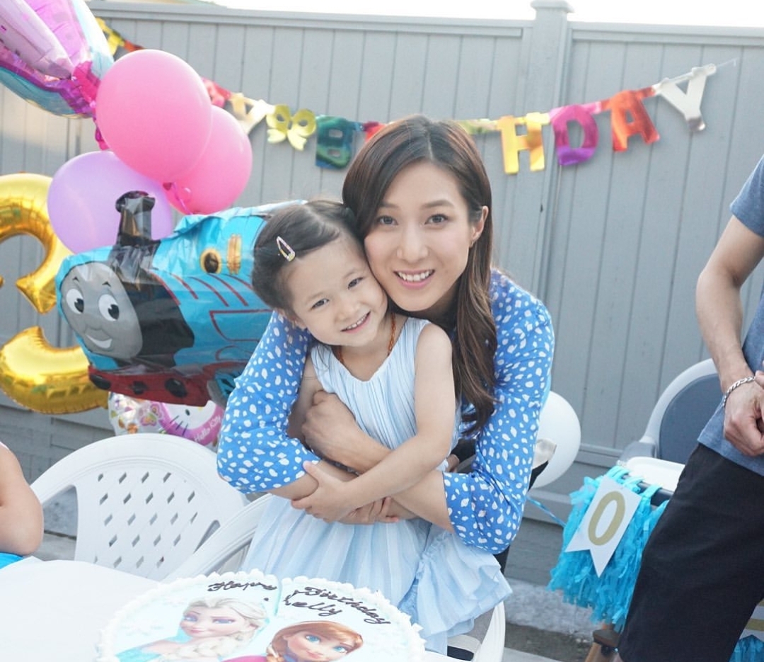 钟嘉欣和女儿为彼此化妆，英文粤语切换自如，Kelly表情古灵精怪