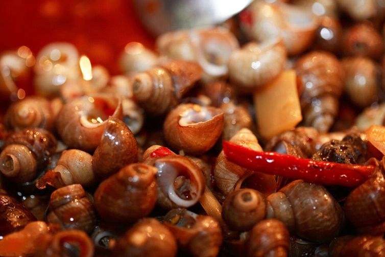 5个“大湾区哥哥”广州开大排档，3菜1汤1600元，能卖出去吗？