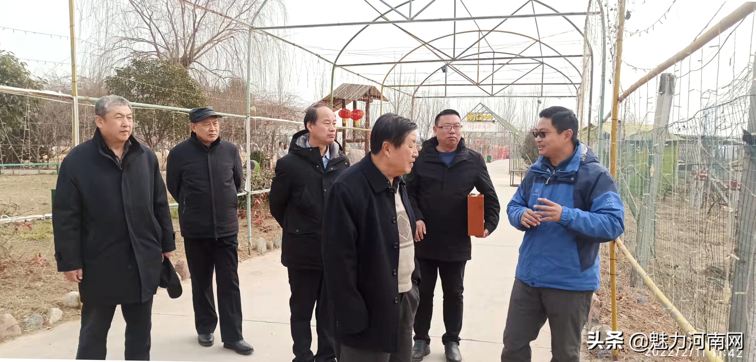 新乡市老年学学会文旅工作站在辉县市太行柴瓷基地举行挂牌仪式
