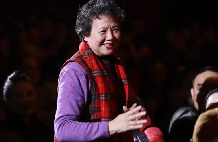 石钟琴：饰演“白毛女”爆红，恋人苦等她十年，今77岁仍热爱舞蹈