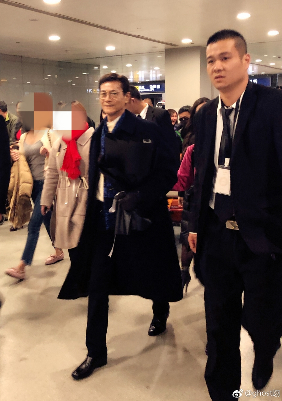 郑少秋助阵女儿演唱会，别人七十多都成老爷爷了，他还这么帅气