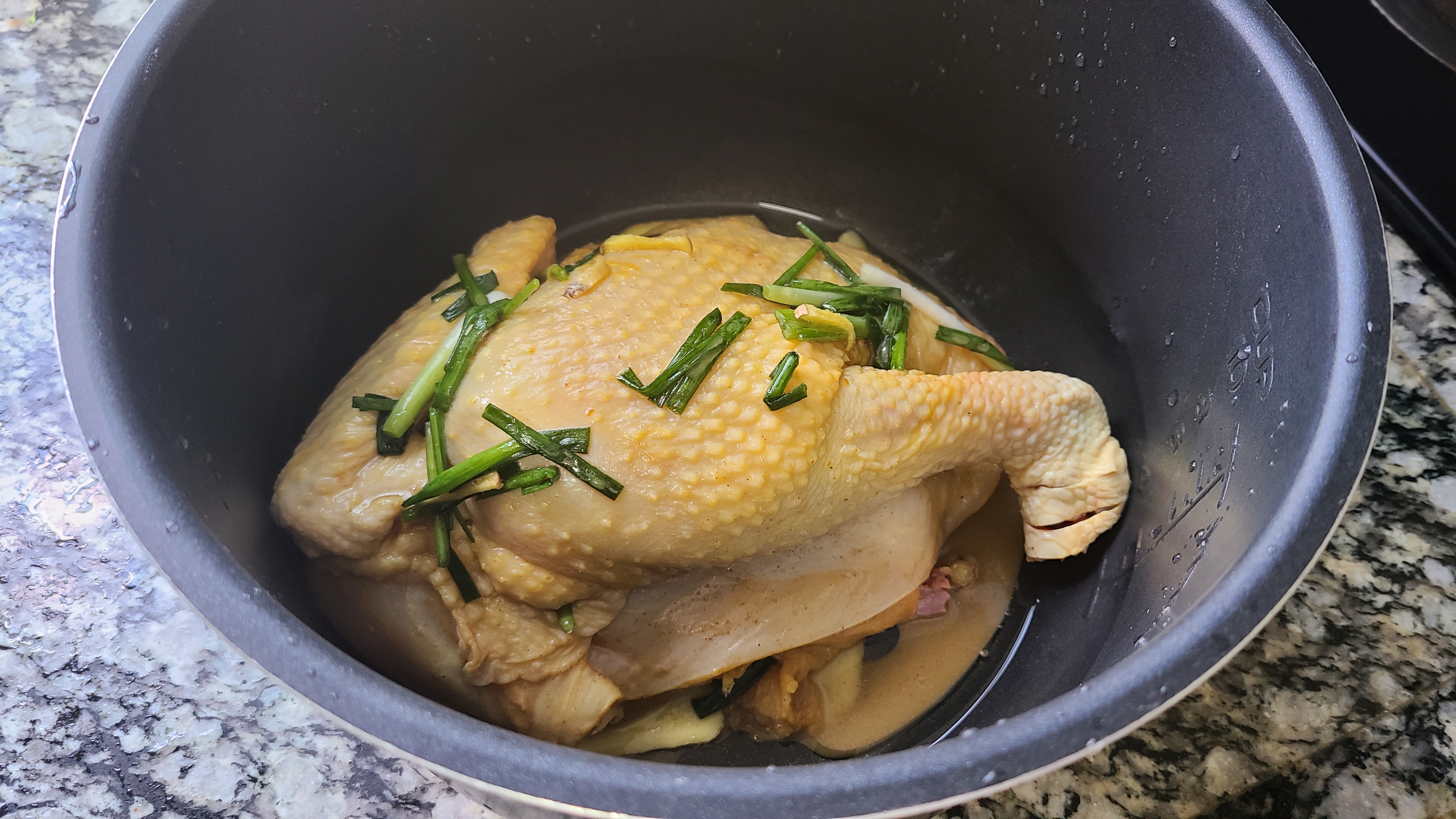 咸香鸡是广东出了名的美食，嫩滑好吃香味浓，老厨师教你