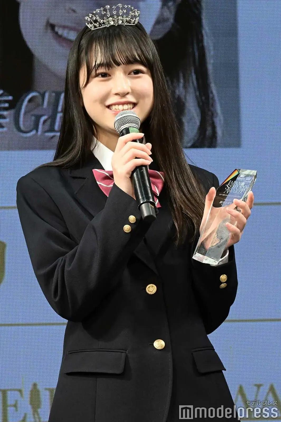 日本女孩喜欢穿校服有原因！16岁大阪女孩靠它出道顺利进入娱乐圈