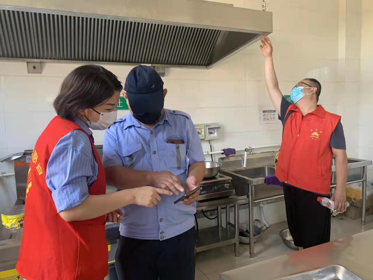 邯鄲市叢西街道北城社區對餐飲門店油煙凈化裝置開展巡查活動