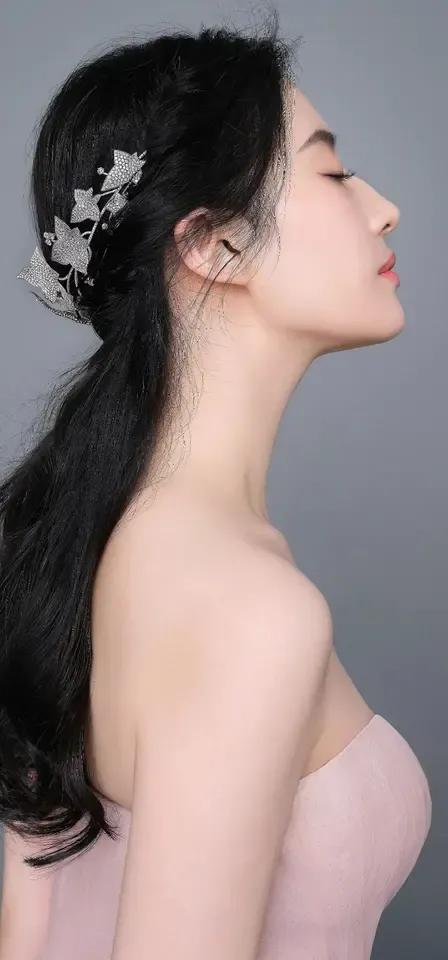 金晨少有的粉色西服套裙干练有型，杨幂彩虹针织毛衣温婉典雅