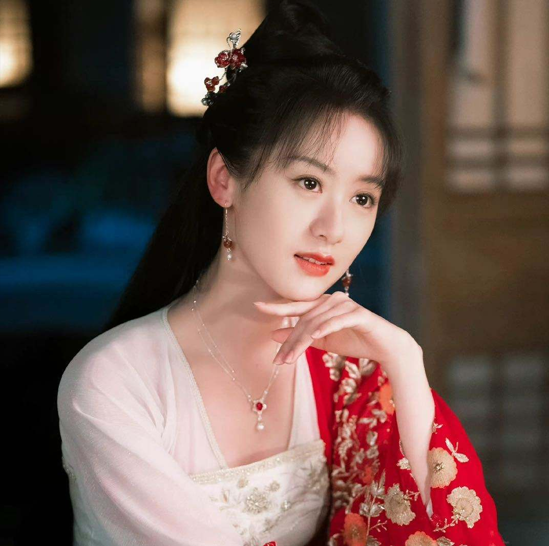 袁冰妍新图又撞脸赵丽颖，被曝将出演杨幂新剧女二，资源降级？