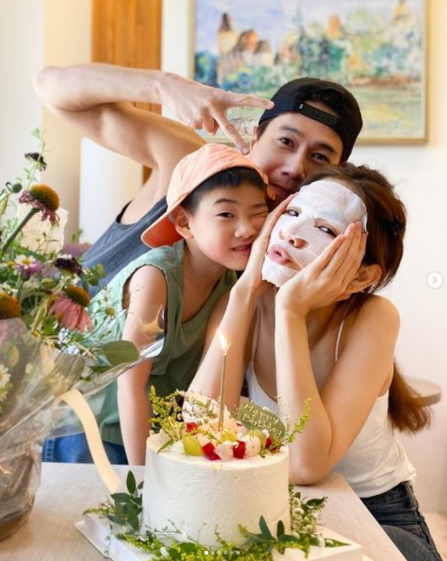 Ella晒全家福庆祝41岁生日，被老公儿子左右夹吻，一家三口超幸福