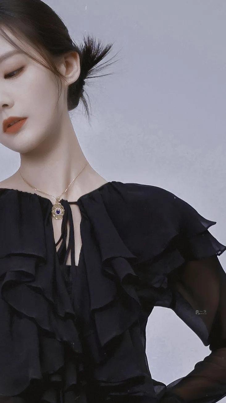 李一桐黑色蓬松长裙