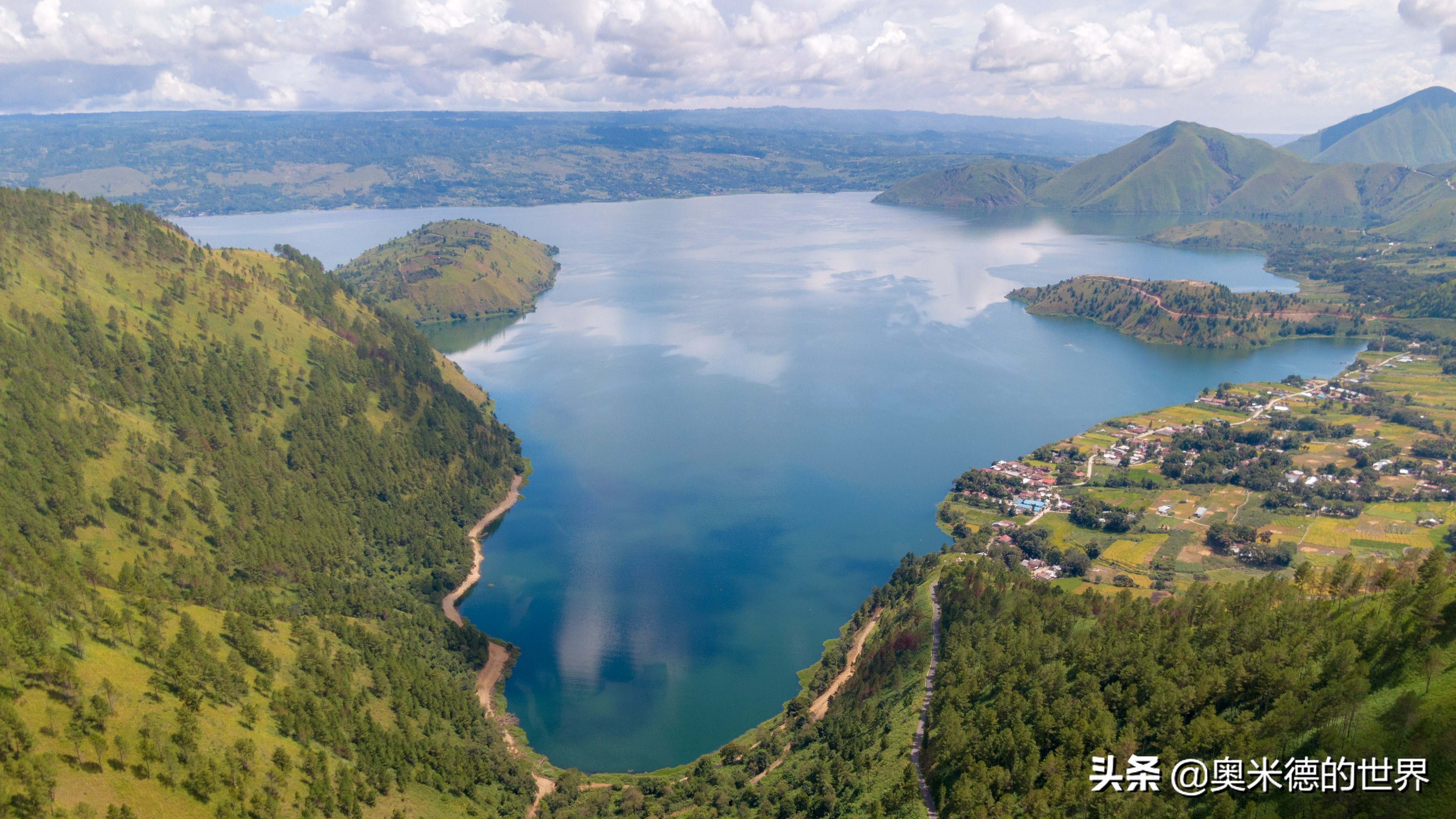 toba)是世界上最大的天然火山湖,位于印度尼西亚苏门答腊岛北部的一座