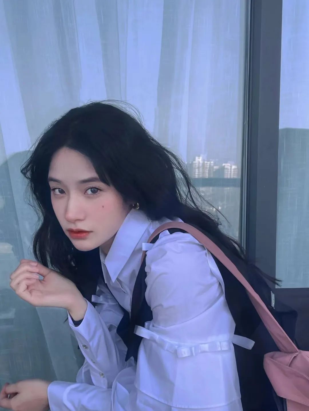 鞠婧祎又来造福美妆界了！素人撞脸刘亦菲，气质却差了十万八千里