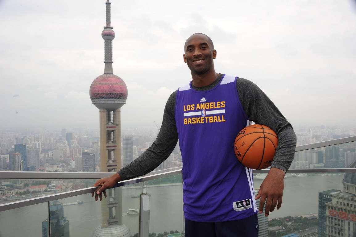 为什么nba人这么高(NBA有那么多球星，为何央视却独独青睐科比？)