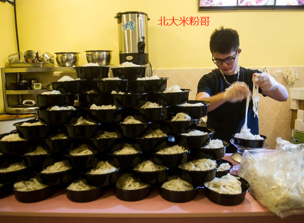 河北仨女大学生，因食堂饭菜不合胃口，竟租下档口自制配方卖米线