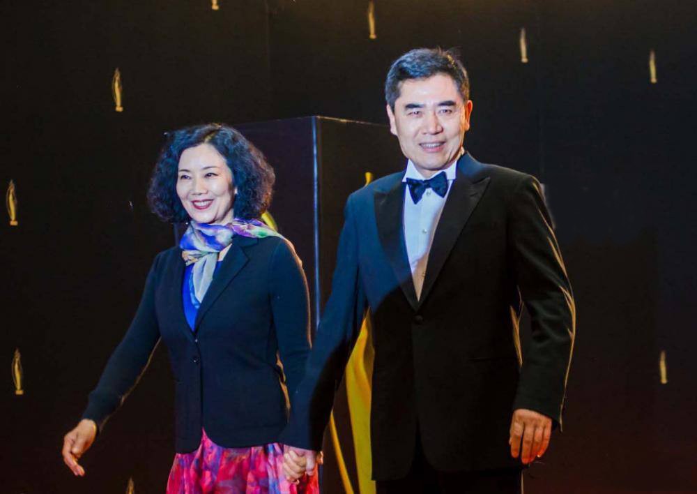 6位娱圈明星夫妻，从校服到婚纱，个个娶初恋，在一起最长40年