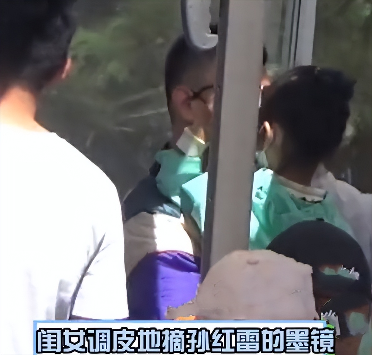 51岁孙红雷带娃外出！怀抱4岁半女儿好宠溺，孩子继承母亲高颜值