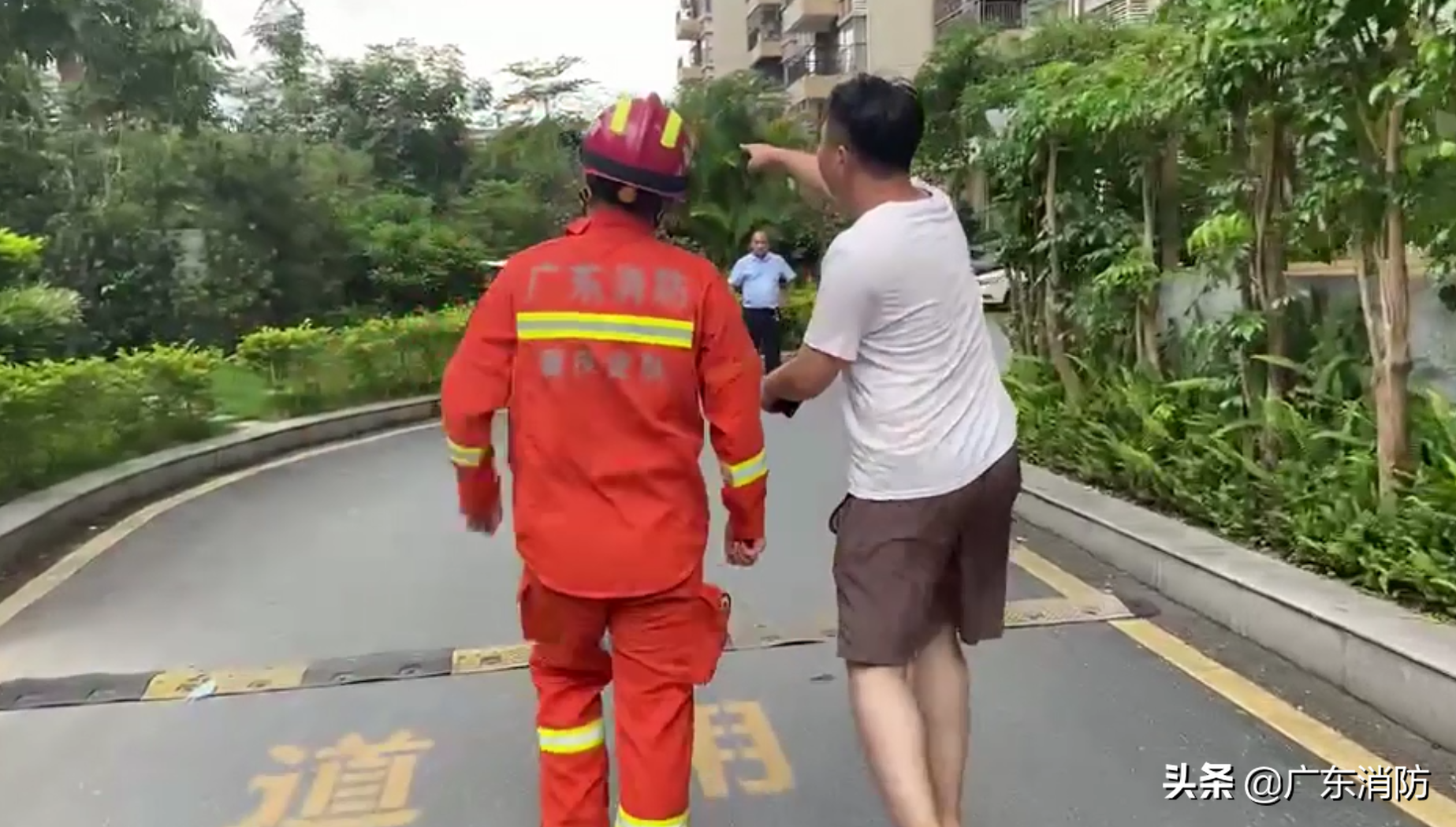 惊险！一工人安装空调外机时不慎高坠