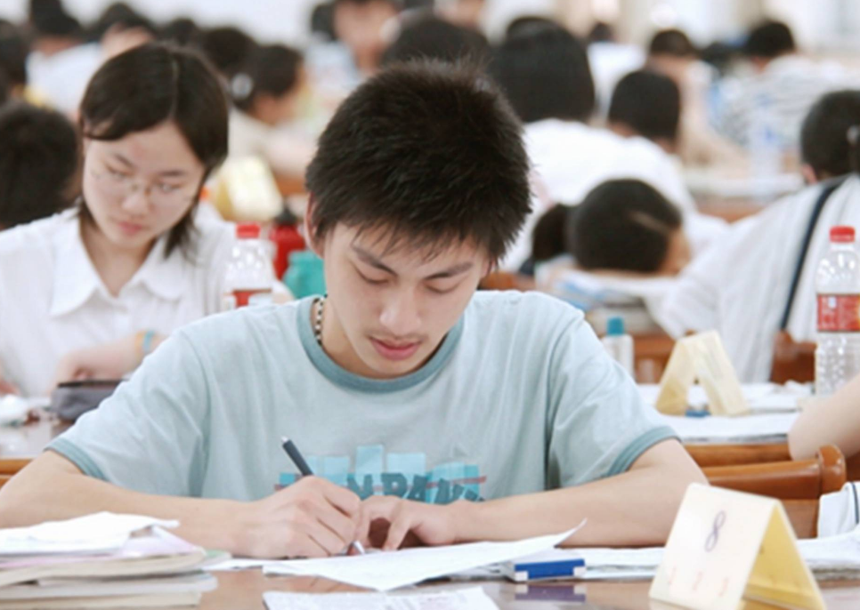 高中生迎来坏消息，有3类学生失去参加高考的资格，成绩好也没用