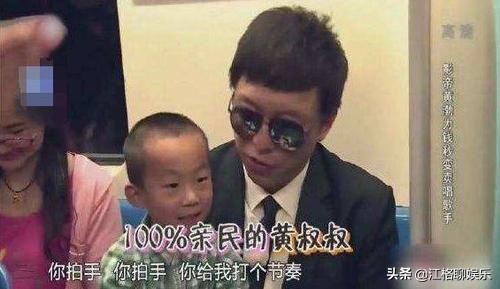 盘点那些接地气的明星，郭德纲蹲路边吃炒面，黄渤地铁卖唱赚钱