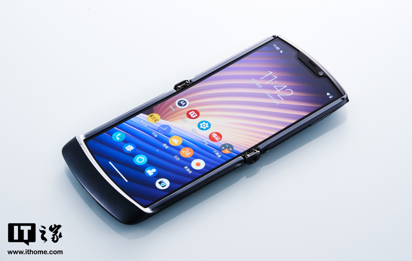 联想摩托罗拉 Razr 3 折叠屏手机价格曝光：约 8077 元，更便宜了