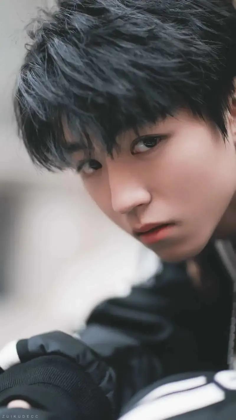 王俊凯易烊千玺王源高清壁纸，哪张壁纸最好看呢