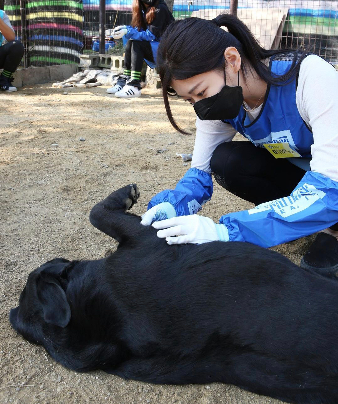 哭笑不得？韩网综女网红在下雨天穿名牌鞋发生了这样的事