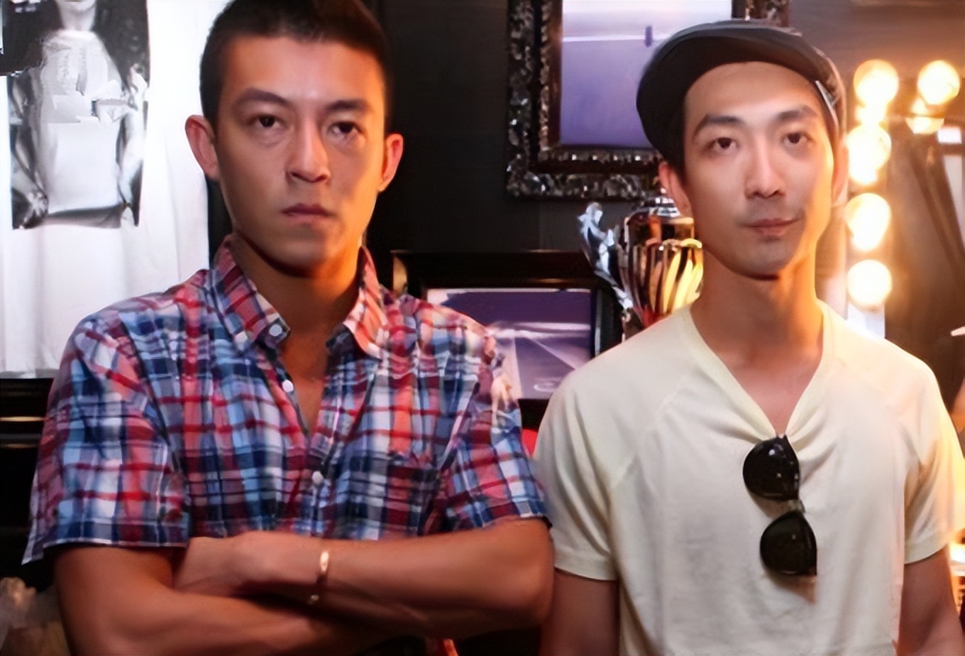 陈冠希父亲节与李灿森聚会心情好，开心晒女儿的礼物，称心融化了