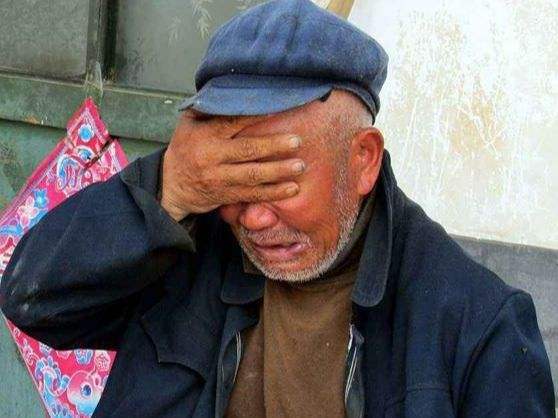 2005年,吉林山村尴尬事,村民深夜睡觉总尿床,老人:真丢人怎么见人